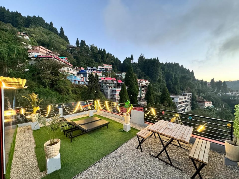 Darjeeling Hillside Inn Hotel in Darjeeling