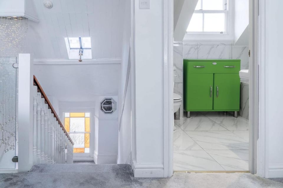 The Penthouse - Luxury 1 Bed - Panorama - Tenby Apartment in Wales