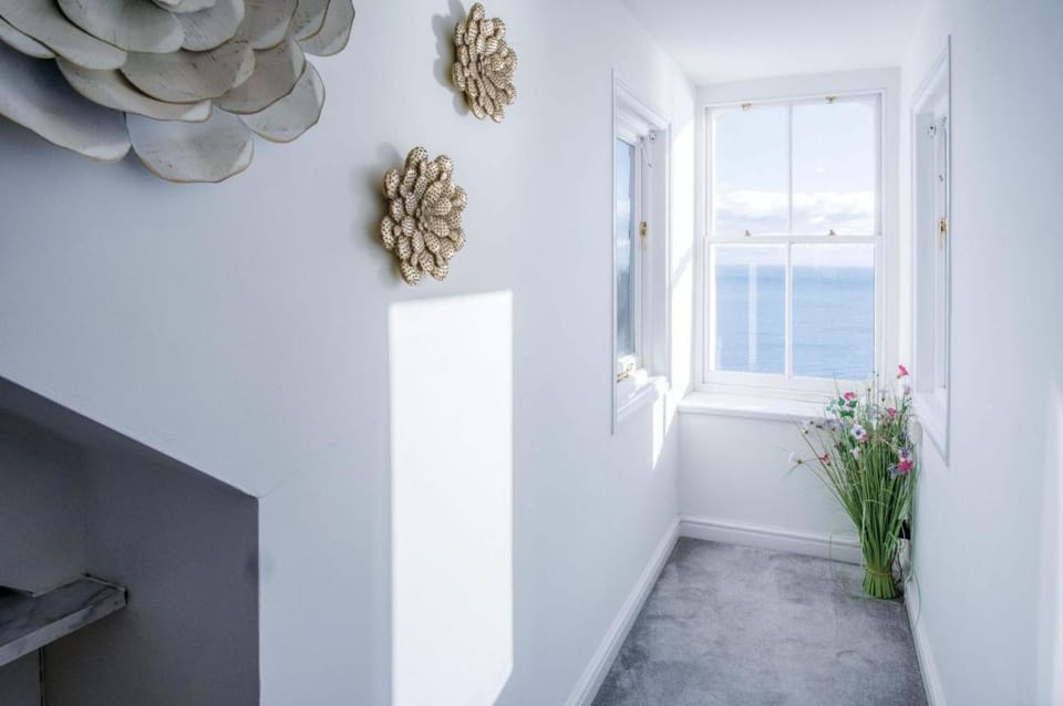 The Penthouse - Luxury 1 Bed - Panorama - Tenby Apartment in Wales