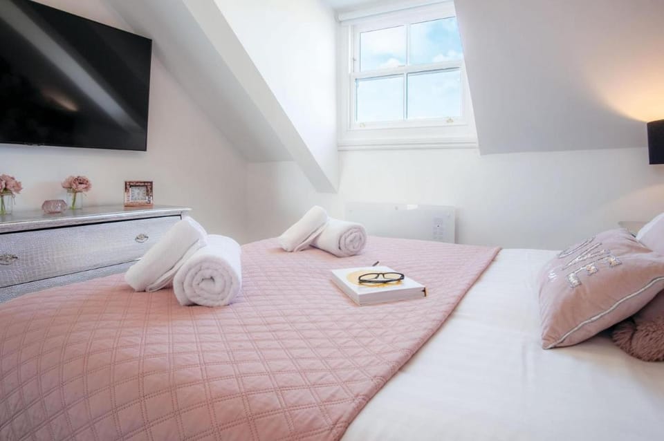 The Penthouse - Luxury 1 Bed - Panorama - Tenby Apartment in Wales
