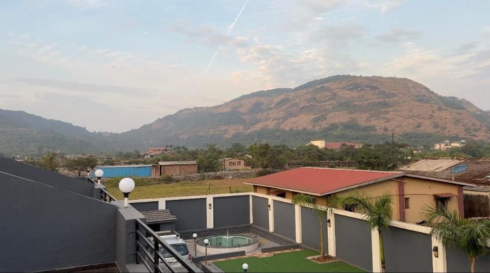 Pinaki Emmrald Stay Villa Resort - Iris Villa in Lonavla