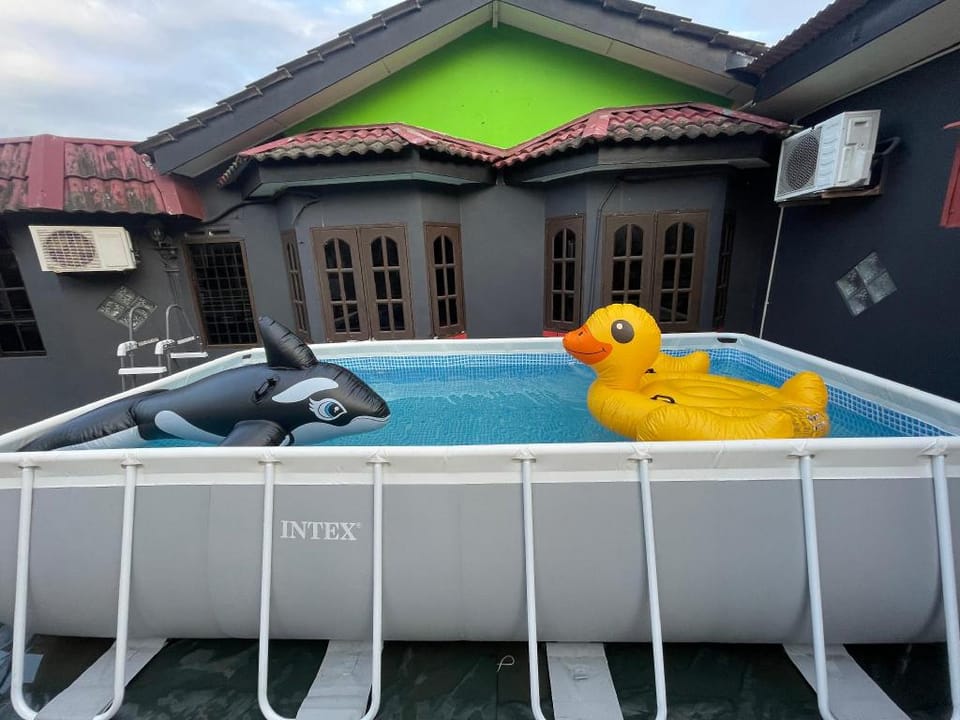 Al-Waris Beseri Muslim Poolstay with 6-Bedroom Vacation rental in Kedah