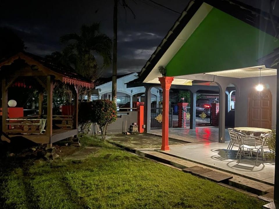 Al-Waris Beseri Muslim Poolstay with 6-Bedroom Vacation rental in Kedah