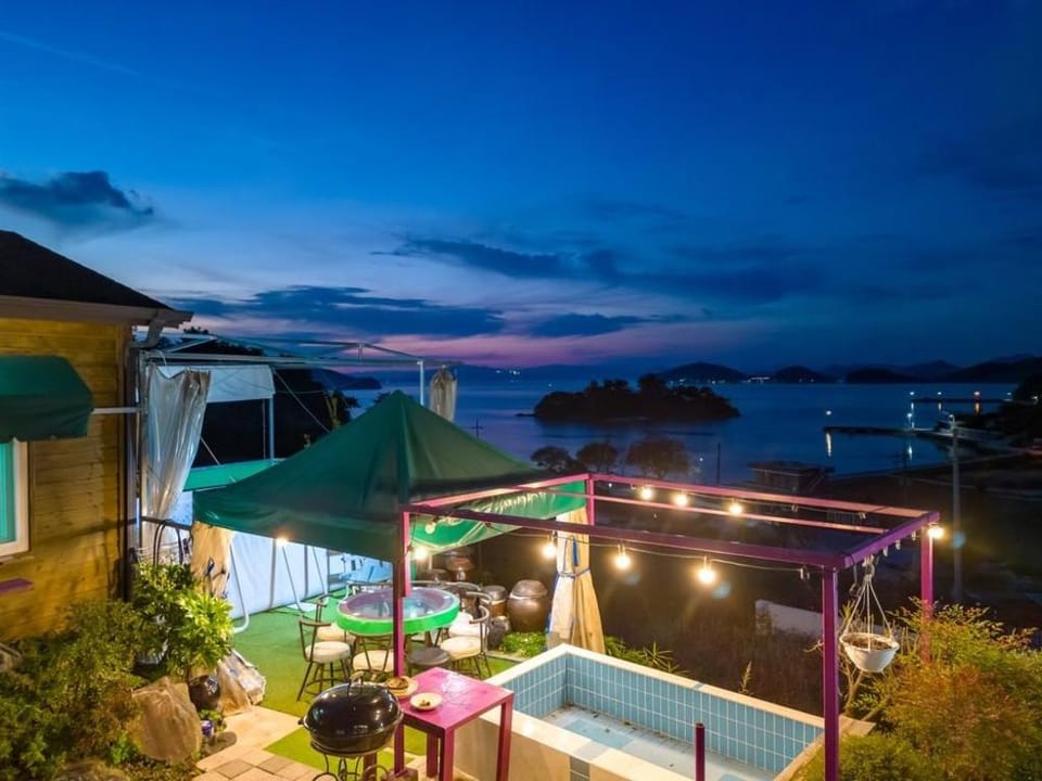 Yeosu Artist Ocean View Private Pool Villa Bed and Breakfast in South Korea