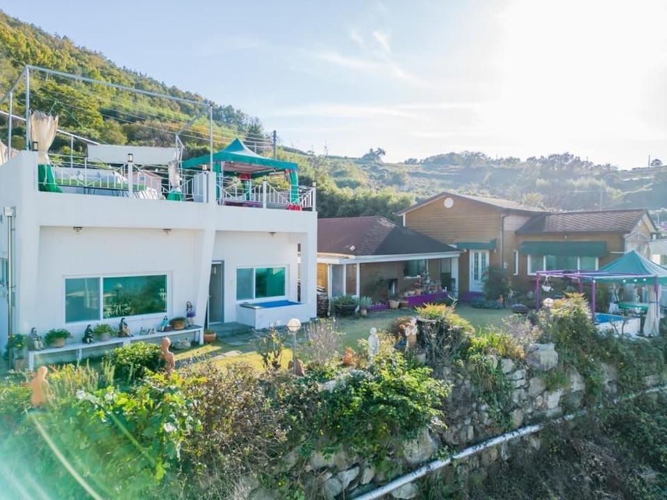 Yeosu Artist Ocean View Private Pool Villa Bed and Breakfast in South Korea