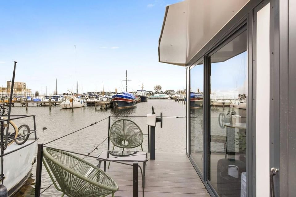 Cosy tiny houseboat near beach and restaurants Vacation rental in Zeewolde