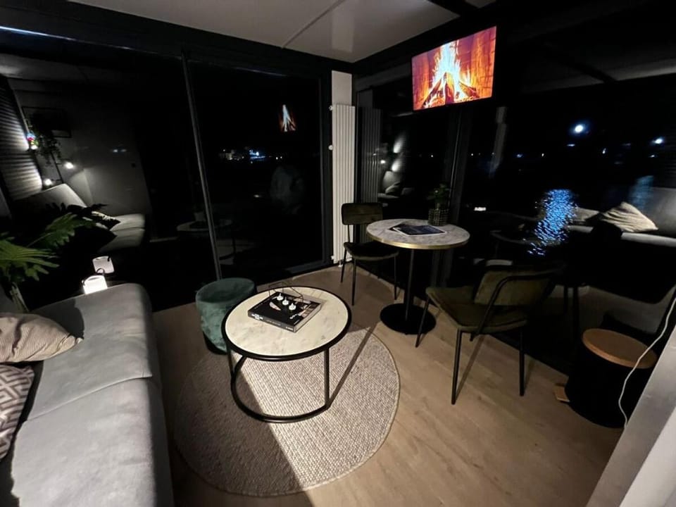 Cosy tiny houseboat near beach and restaurants Vacation rental in Zeewolde