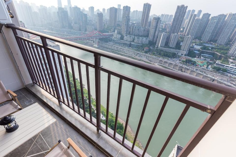 观澜&超高层落地窗270°看江景重庆夜景 近地铁站 洪崖洞的两居室 Apartment in China