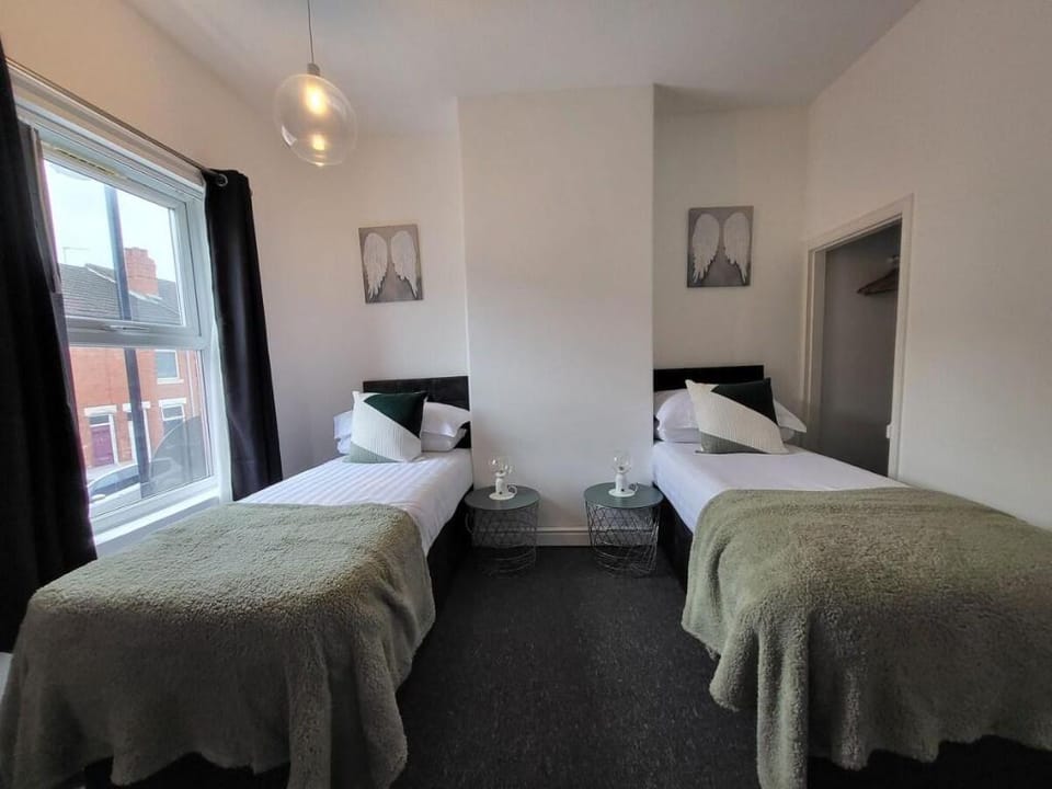 Two Bed. Long stay/relocators/contractors/family Vacation rental in Coventry