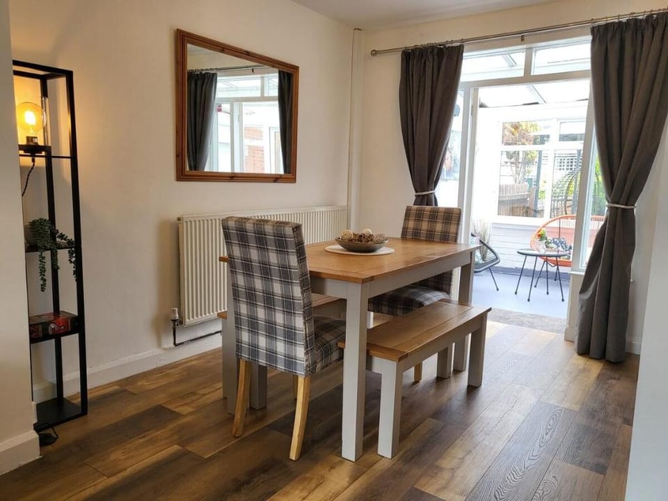 Cosy Hse. Contractors-Families-Business-Wkly Discs Vacation rental in Coventry