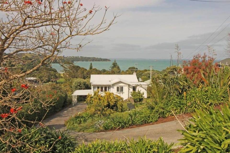 Classic family bach by the beach Vacation rental in Auckland Region