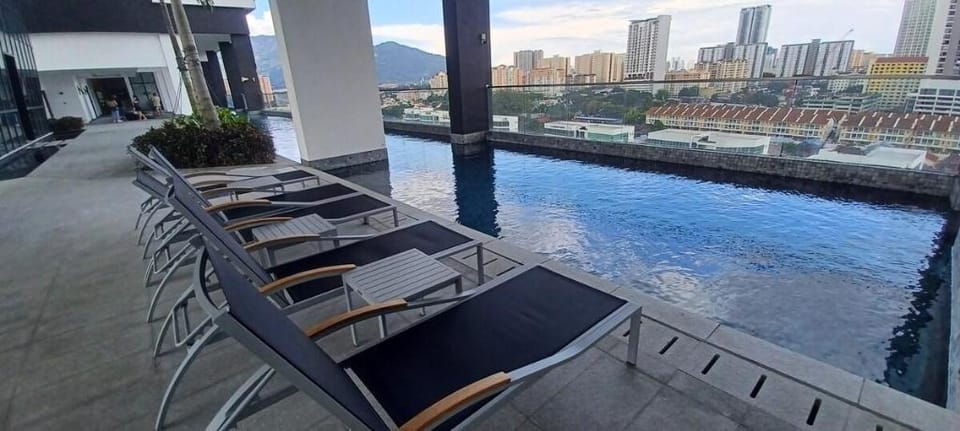 Stylish 1-BR @ Urban Suite (Infinite Pool & Gym) Apartment in George Town
