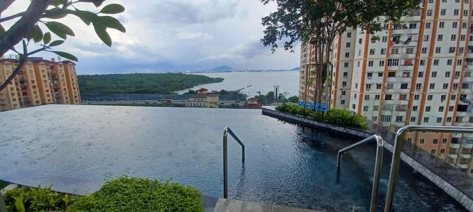 Stylish 1-BR @ Urban Suite (Infinite Pool & Gym) Apartment in George Town