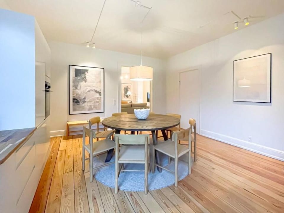 Large & Modern 4 Bedroom Flat Apartment in Frederiksberg