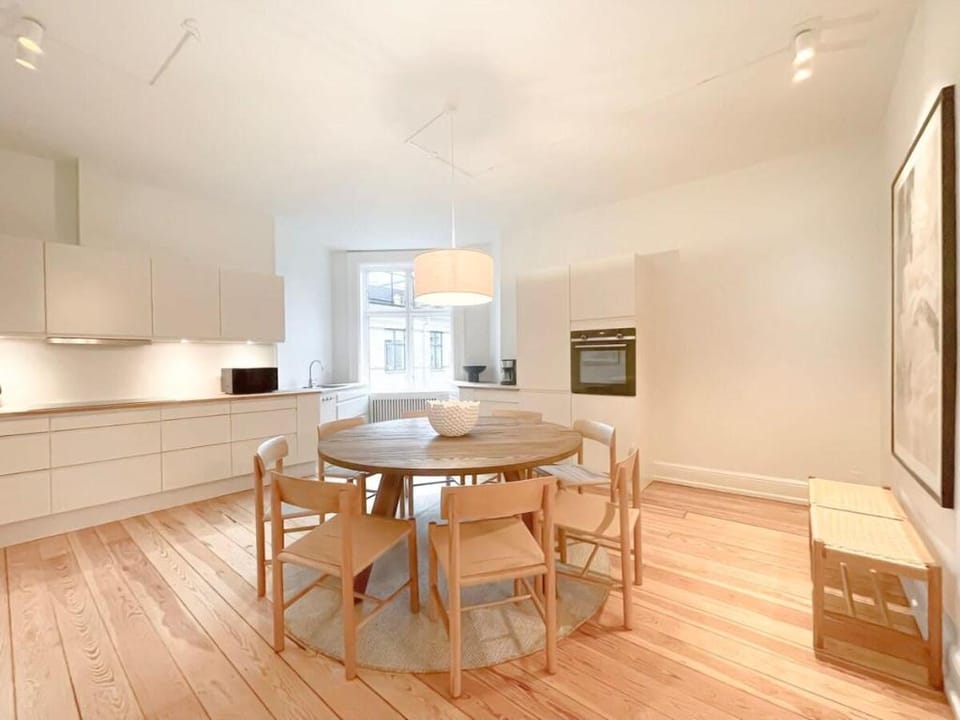 Large & Modern 4 Bedroom Flat Apartment in Frederiksberg