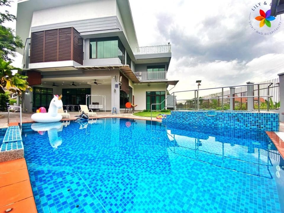 Subang Villa for 40P with Pool/BBQ/Karaoke/Meeting Vacation rental in Subang Jaya