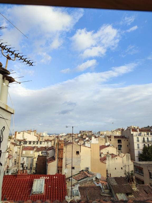 Sunny and spacious apartment in central location! Vacation rental in Marseille