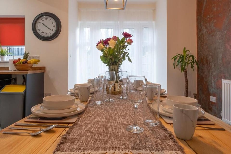 Attractive 3BDR family house with garden Vacation rental in Oldbury