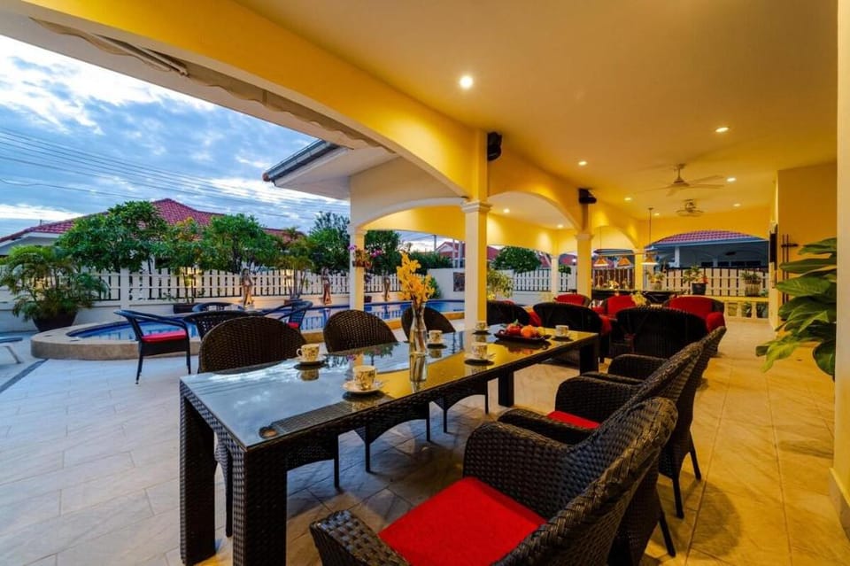 Villa 3 Bedroom Pool Close to City Center! (S102) Villa in Nong Kae