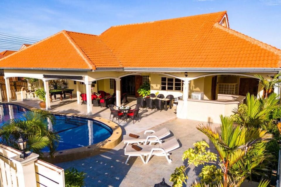 Villa 3 Bedroom Pool Close to City Center! (S102) Villa in Nong Kae