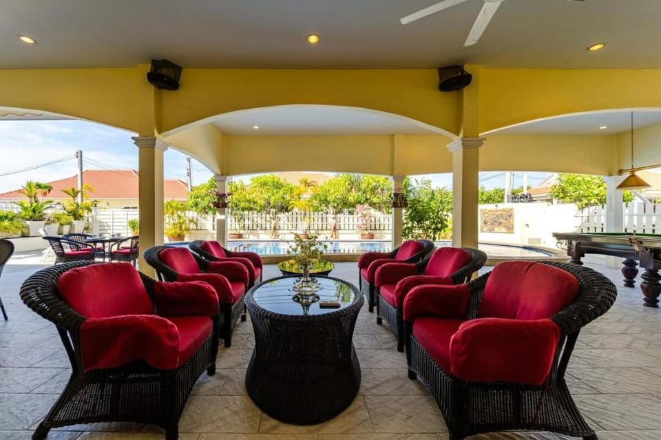 Villa 3 Bedroom Pool Close to City Center! (S102) Villa in Nong Kae