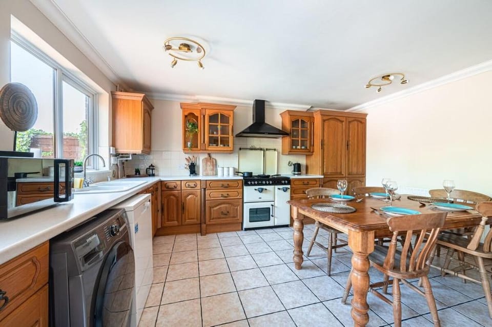 Homely Three Bed Close to centre-Free Parking Apartment in Ipswich