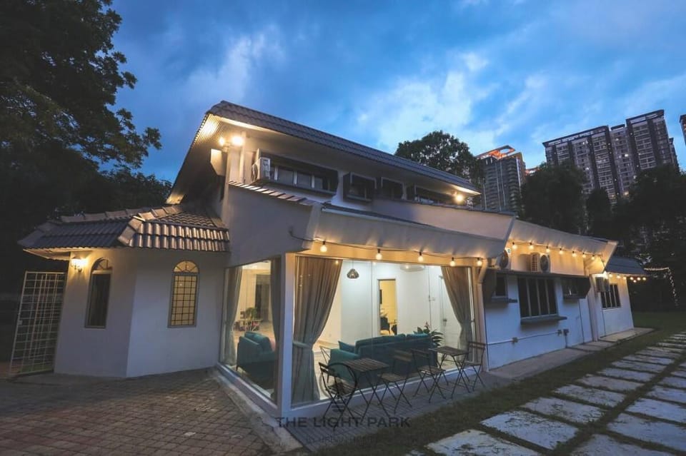 HUGE Garden Bungalow with KTV/Pool Table/Archery Vacation rental in Federal Territory of Kuala Lumpur