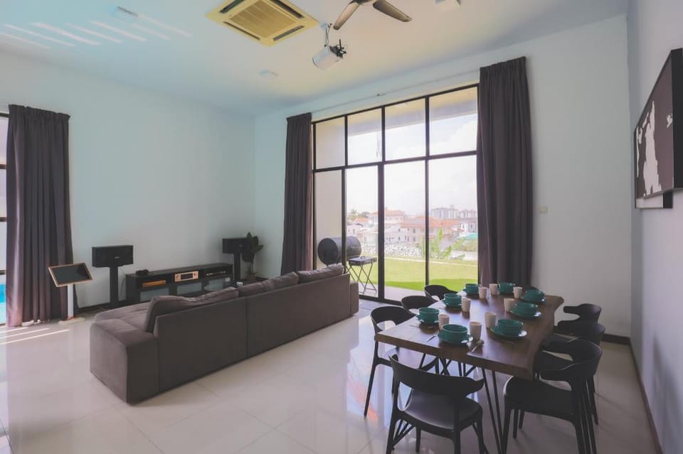 Bungalow 20PAX with Pool/KTV/Big Garden/Mahjong Vacation rental in Federal Territory of Kuala Lumpur