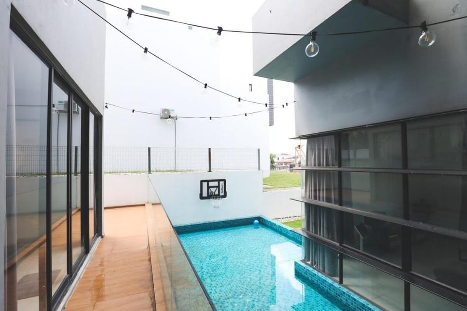 Bungalow 20PAX with Pool/KTV/Big Garden/Mahjong Vacation rental in Federal Territory of Kuala Lumpur