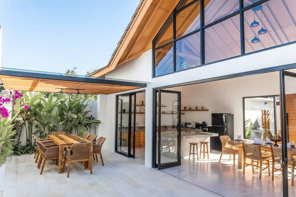 Berawa villa modern/quiet/rice field view 180° Villa in North Kuta