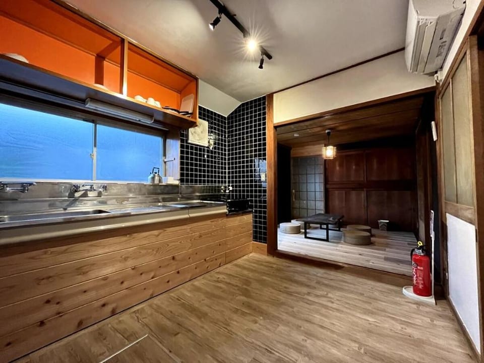 CalmbaseRIVER Traditional House Rental with Fishing from the Window. 2-minute Walk to Toda Bay Vacation rental in Shizuoka Prefecture