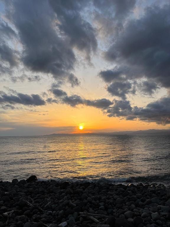 Calmbase 西伊豆戸田港・海の目の前。海と夕陽の絶景を眺められるアングラー必見の1棟貸切宿。 Vacation rental in Shizuoka Prefecture