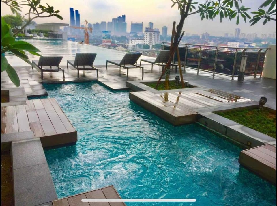 N1809 Midvalley Mall(4minDrive) Netflix‼️ Pool Vacation rental in Johor Bahru