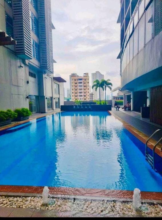 Penthouse with Amazing Sunrise Suite in Makati Apartment in Makati