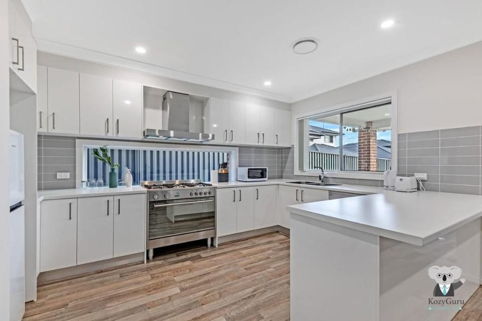 KozyGuru | Austral | 5 Bed Comfy House Vacation rental in Sydney