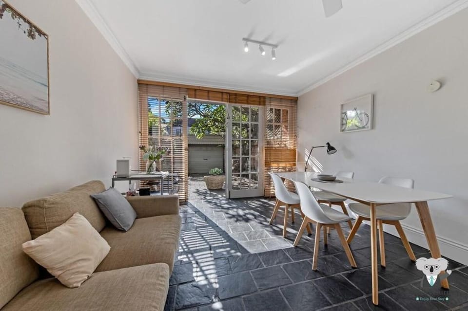 KozyGuru | Glebe | Cozy 2 Bedroom Terrace House Vacation rental in Sydney