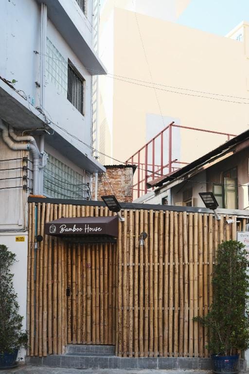 Rare to find 3 BR China Town, 2 mins from MRTrain Apartment in Bangkok