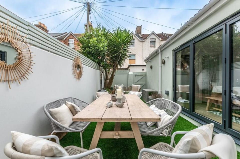 The Shell House (Sleeps 12 & 4 mins to the Beach) Vacation rental in Bournemouth
