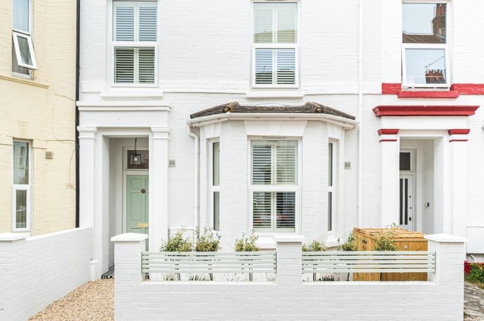 The Shell House (Sleeps 12 & 4 mins to the Beach) Vacation rental in Bournemouth
