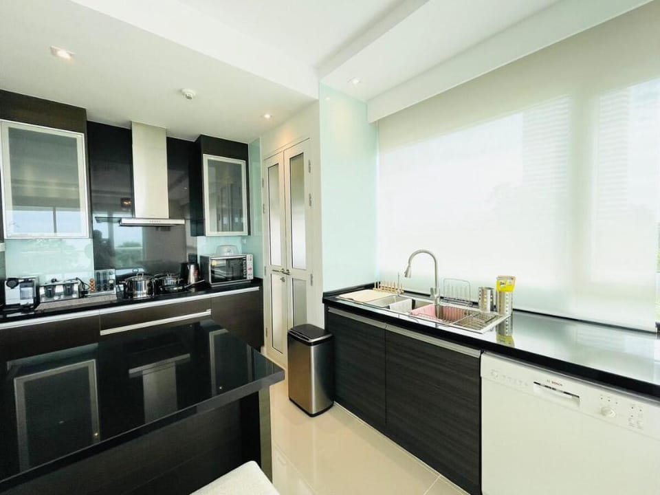 O2 Luxurious Beachfront Penthouse Ocean View 2BR Apartment in Pattaya City