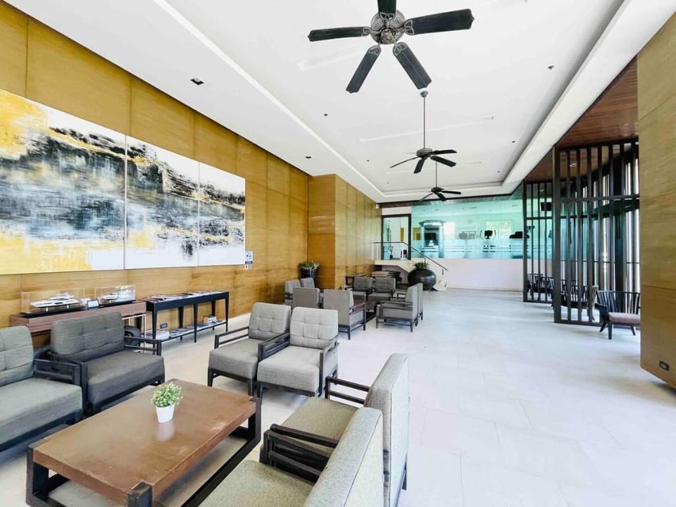 O2 Luxurious Beachfront Penthouse Ocean View 2BR Apartment in Pattaya City