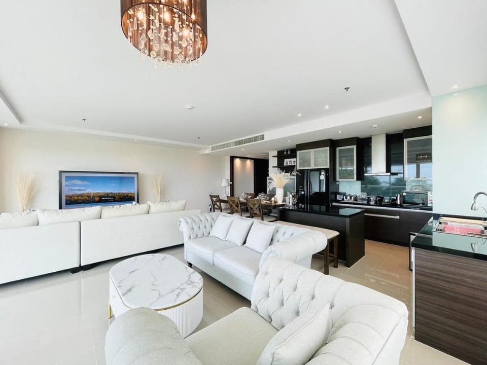 O2 Luxurious Beachfront Penthouse Ocean View 2BR Apartment in Pattaya City