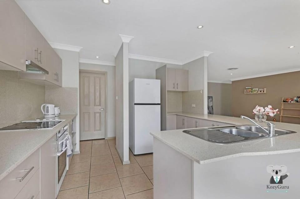 KozyGuru | Penrith | Cosy 4 BED Holiday House Vacation rental in Penrith