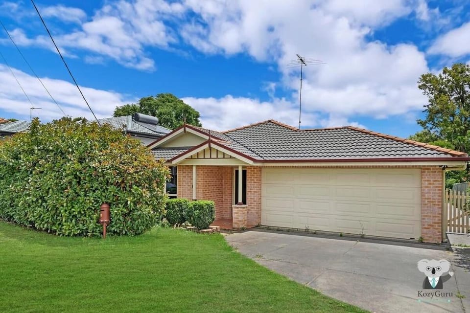 KozyGuru | Penrith | Cosy 4 BED Holiday House Vacation rental in Penrith