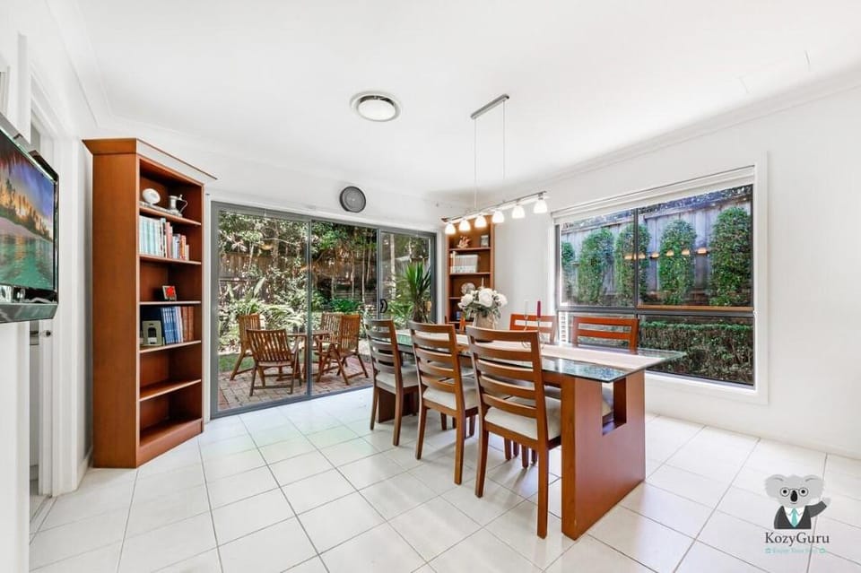 KozyGuru | Westleigh | 4 bed room  |  Free parking Vacation rental in Sydney