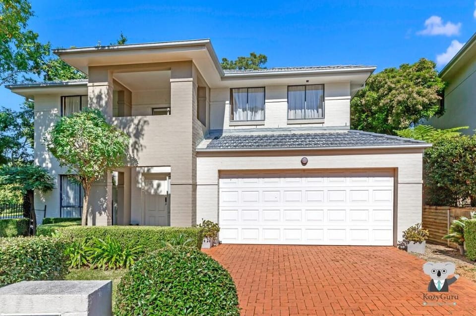 KozyGuru | Westleigh | 4 bed room  |  Free parking Vacation rental in Sydney