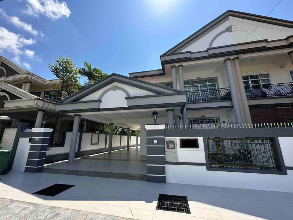 Jk>Stampin>Semi-D>12pax>4BedR>3BathR>4Carparks Vacation rental in Kuching