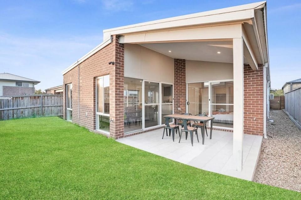 KozyGuru | Greenvale | 5 Bedroom Holiday Home Vacation rental in Greenvale