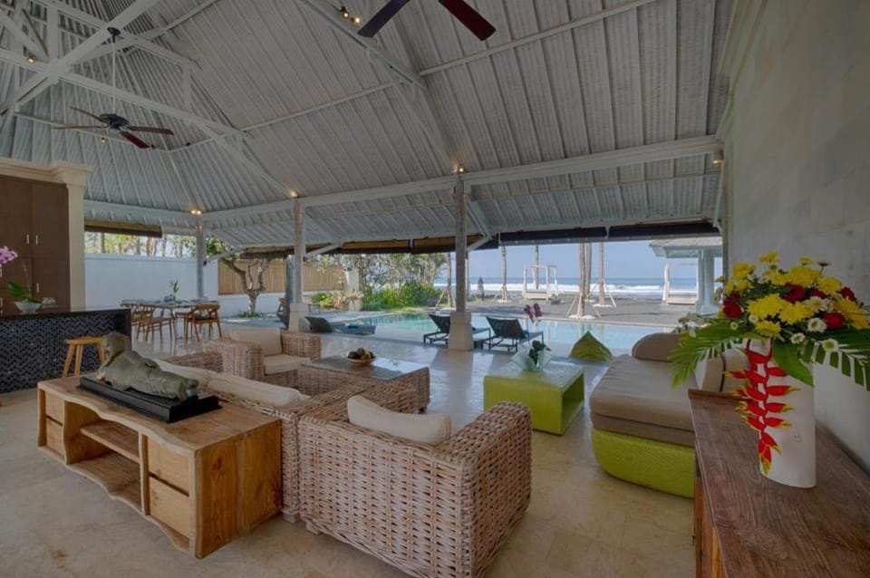 Comfy 5BDR Beachfront Private Villa in Saba Beach Villa in Blahbatuh