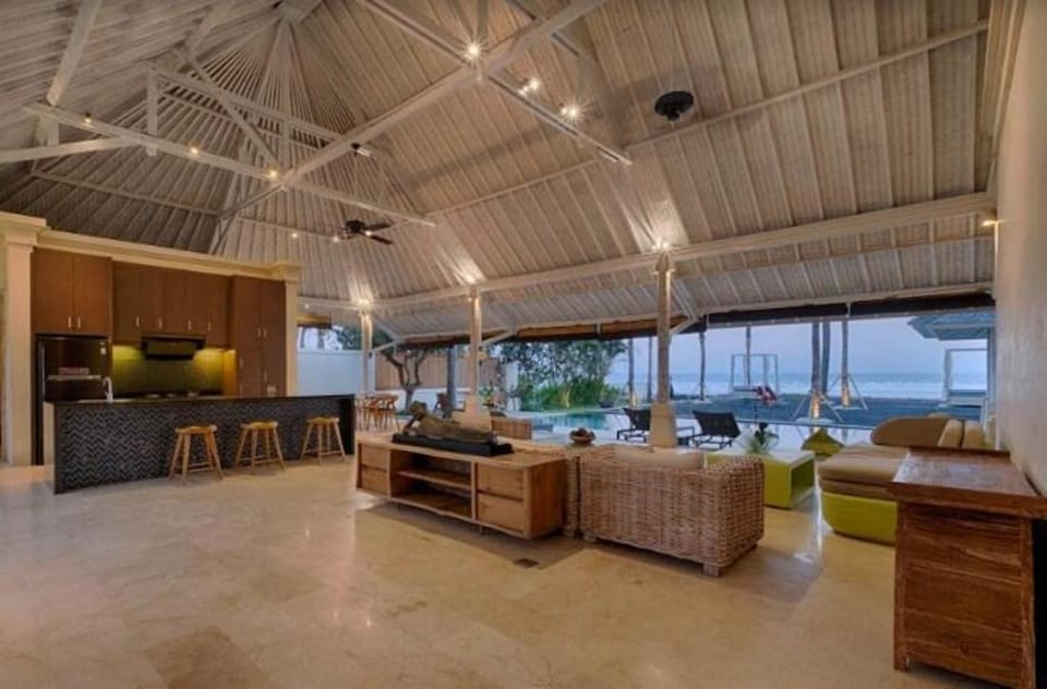 Comfy 5BDR Beachfront Private Villa in Saba Beach Villa in Blahbatuh